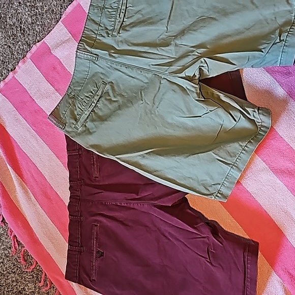 2 PAIRS MENS CHINO SHORTS KHAKI GREEN/ MAROON - Picture 6 of 9